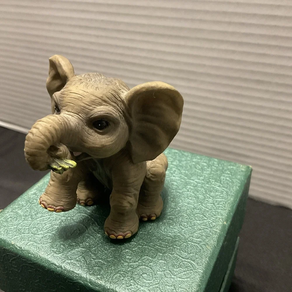 Baby‎ African Elephant Figurine Eating Hamilton Collection